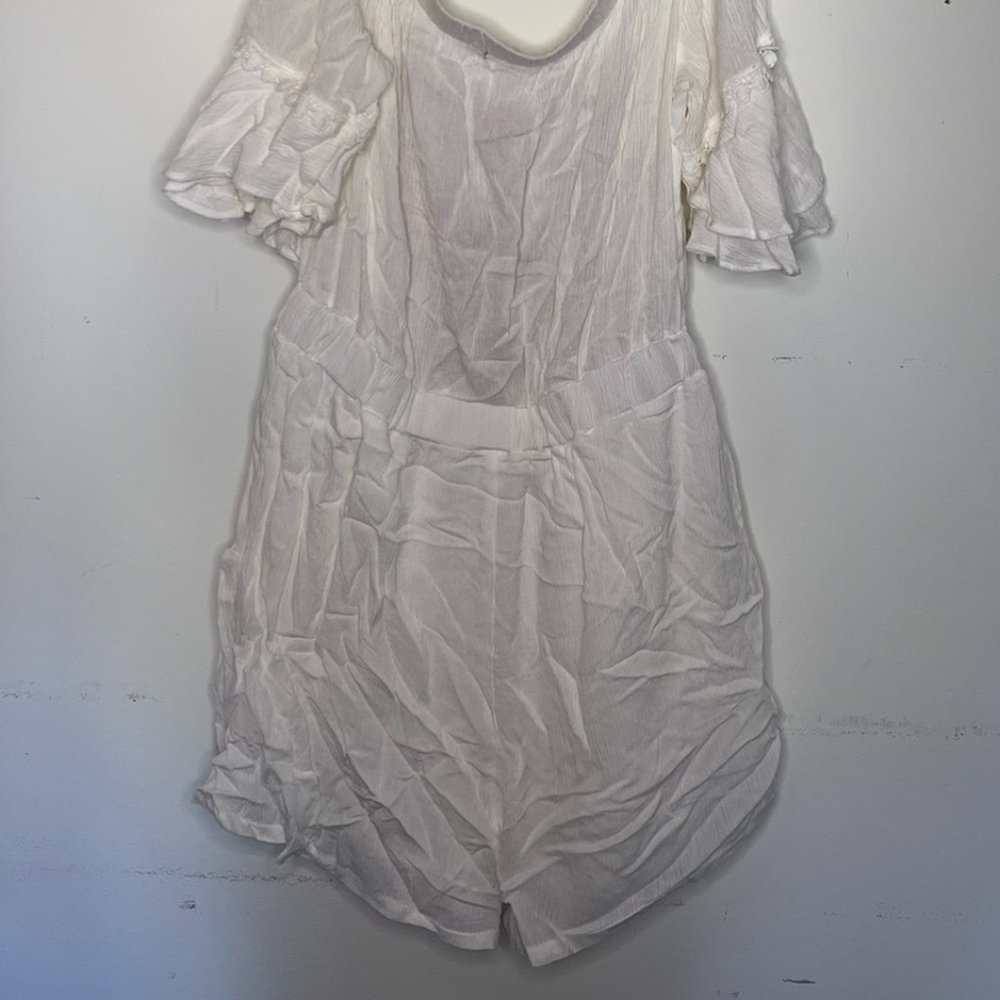 Coco + Jaimeson Size M White Romper w/ Front Stitching Lined